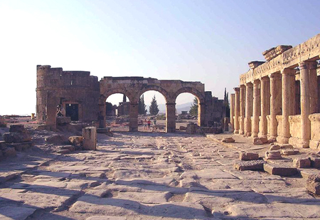 Hierapolis_colonnade.jpg